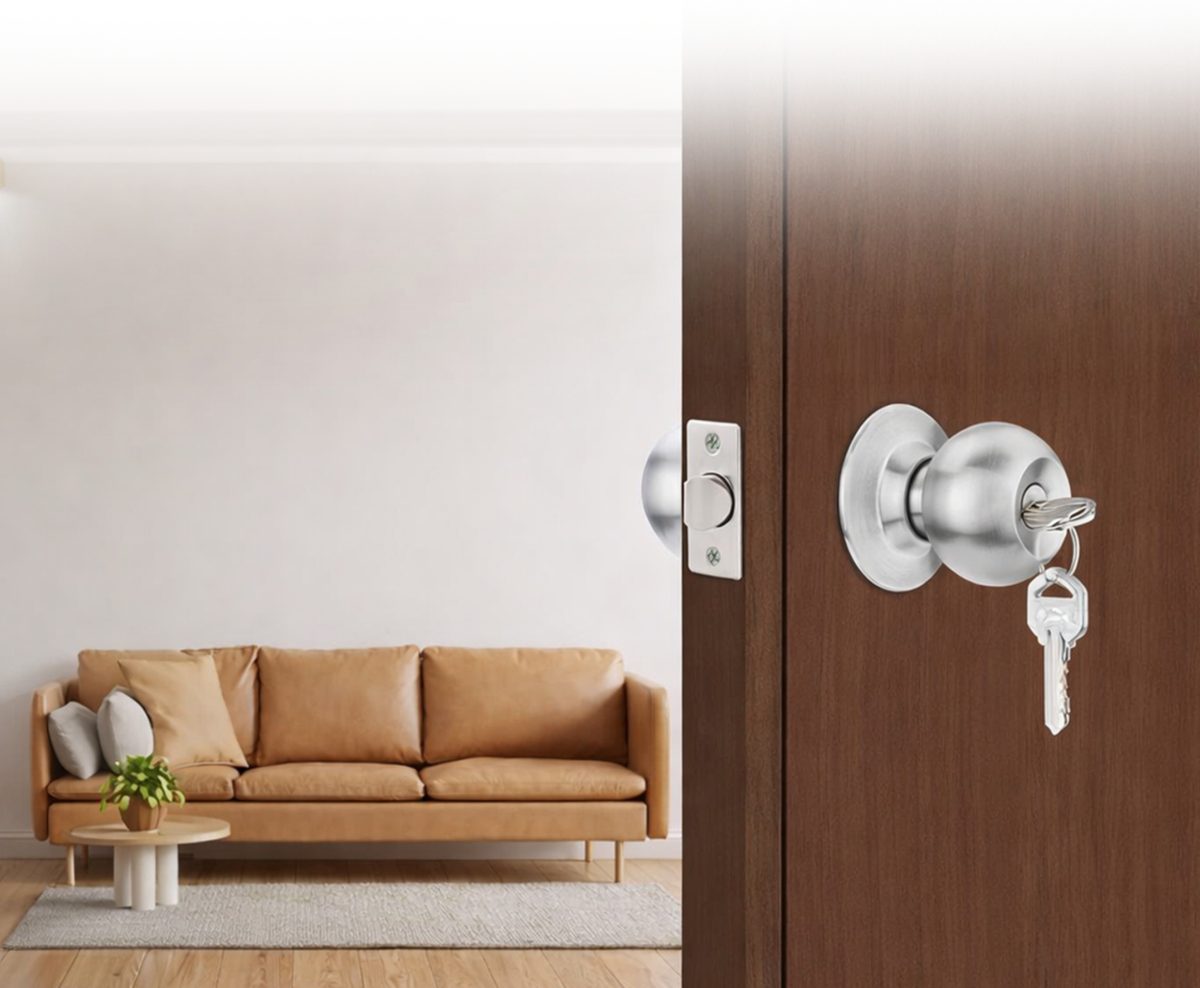 Entrance door fitted with a tubular lock